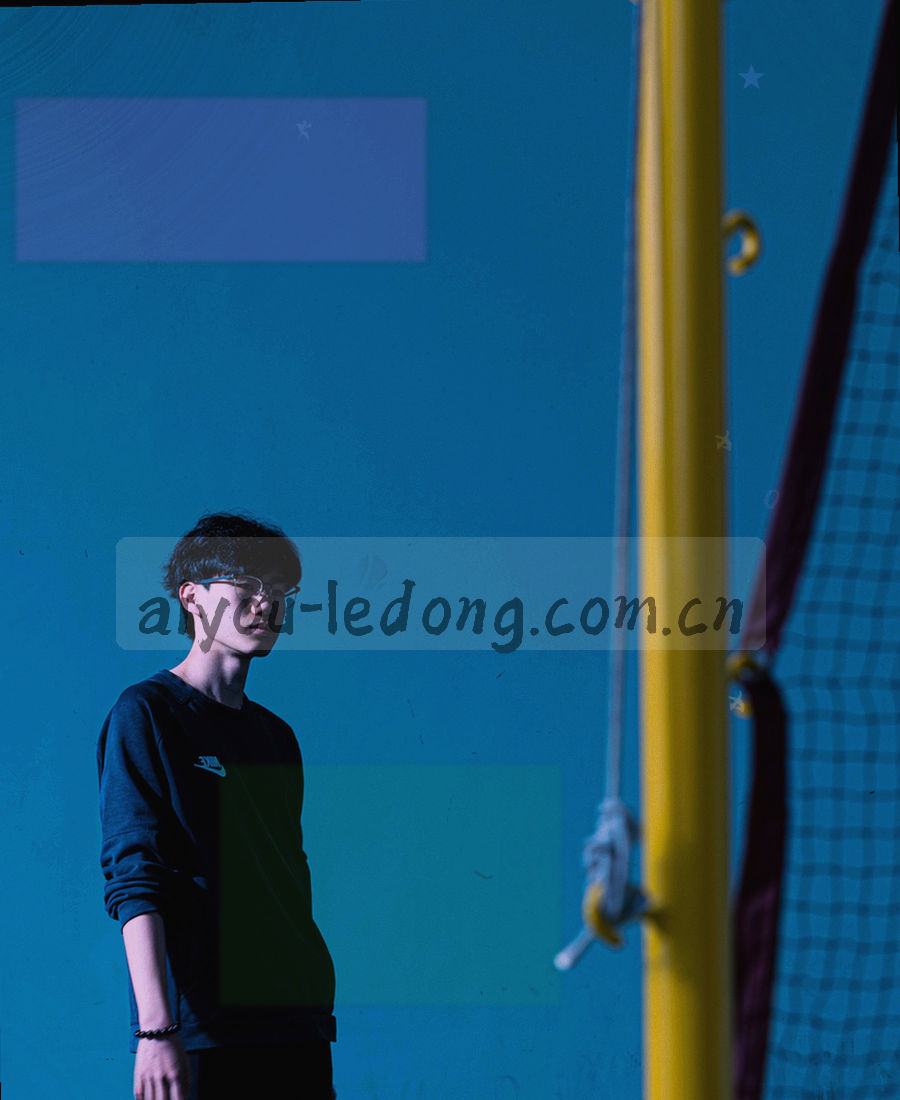 放在桌面上的手机屏幕显示赛事数据表格，竖版构图